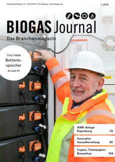  alt=Biogaspersonal mit Helm und Sicherheitsweste lächelt in Kamera